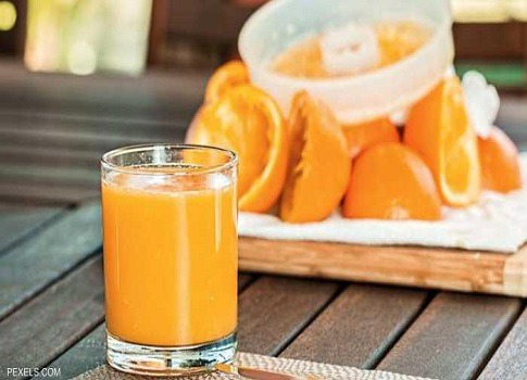 يعد عصير الفاكهة من أبرز المشروبات الغنية بالعناصر الغذائية الداعمة لصحة الجسم،