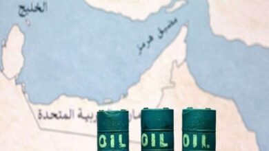 لوفيغارو: الاقتصاد العالمي على حافة الفوضى وسط حصار مزدوج لمضيق هرمز