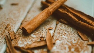 يتزايد الاهتمام بالحلول الطبيعية لدعم الصحة حيث تبرز القرفة بوصفها أحد المكونات الشائعة التي يُعتقد أن لها فوائد تتجاوز مجرد إضفاء نكهة طعام