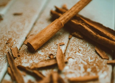يتزايد الاهتمام بالحلول الطبيعية لدعم الصحة حيث تبرز القرفة بوصفها أحد المكونات الشائعة التي يُعتقد أن لها فوائد تتجاوز مجرد إضفاء نكهة طعام