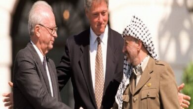 إسحق رابين وياسر عرفات يوقعان اتفاقية سلام تمنح الفلسطينيين السلطة على قطاع غزة وأريحا.