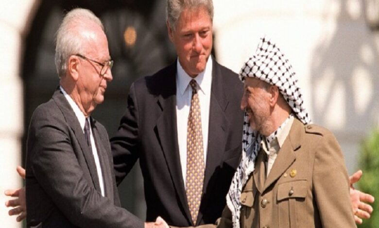 إسحق رابين وياسر عرفات يوقعان اتفاقية سلام تمنح الفلسطينيين السلطة على قطاع غزة وأريحا.