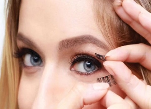 أصبحت الرموش المغناطيسية من أكثر صيحات التجميل انتشارًا ، لأنها تمنح العيون مظهرًا كثيفًا وجذابًا دون الحاجة لاستخدام الغراء التقليدي.