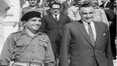 الملك حسين وجمال عبد الناصر يوقعان اتفاقية الدفاع المشترك بين مصر والأردن.
