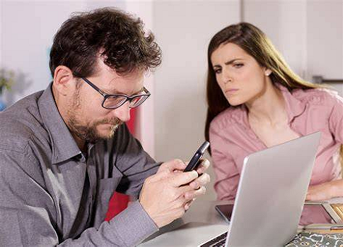 الزوج الصامت أو الكتوم هو الشخص الذي لا يتحدث إلا قليلاً ولا يرد إلا باقتضاب شديد، ولا يعبّر عن مشاعره وأحاسيسه بسهولة،