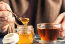 قد تبدو إضافة العسل إلى الشاي مجرد خيار لتحسين المذاق أو منح إحساس بالدفء ، إلا أن تقارير صحية تشير إلى أن هذا المزيج قد يحمل فوائد صحية