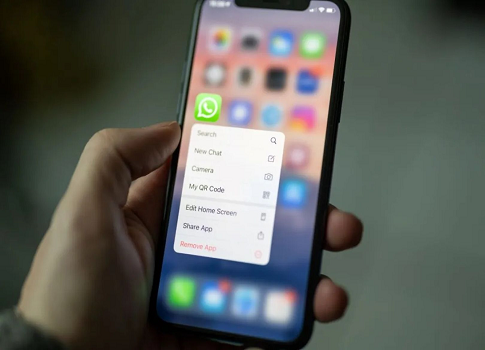 أطلق واتساب التابع لشركة "ميتا" تحديثًا تجريبيًا جديدًا يتضمن ميزة تحمل اسم "النقطة الخضراء"، وهي علامة مرئية تظهر على صورة الملف الشخصي